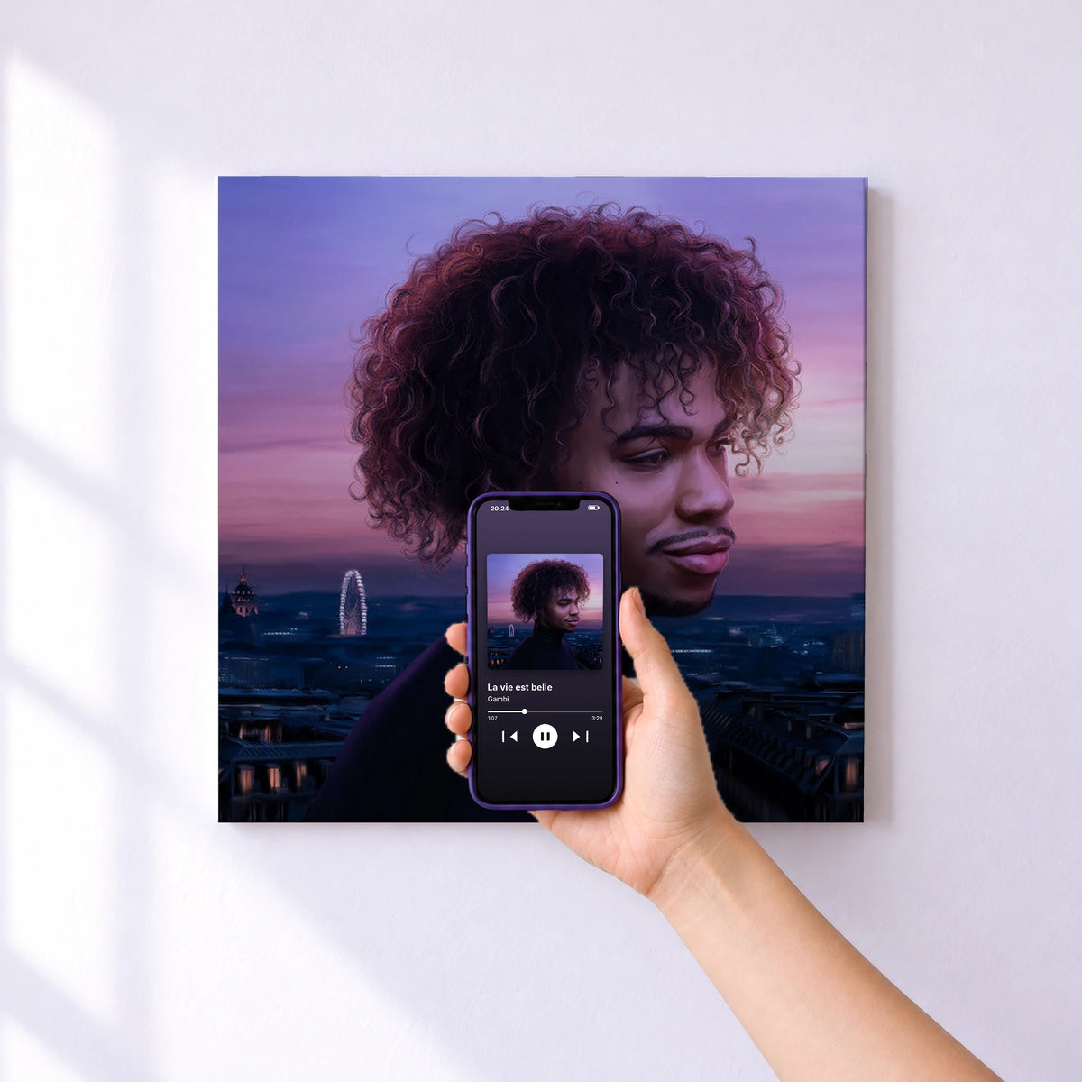 Affiche connectée La vie est belle de Gambi au mur : l'album se lance en approchant le téléphone