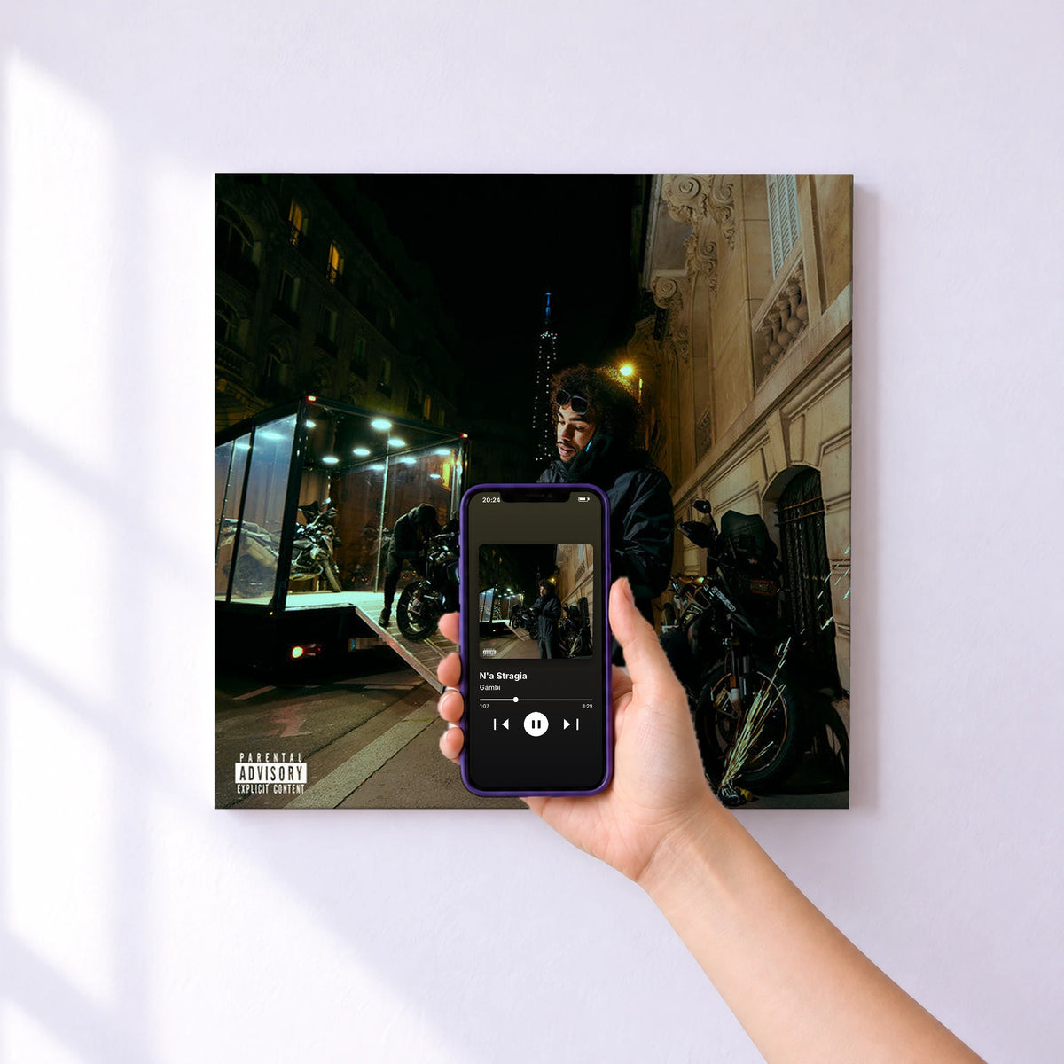 Affiche connectée N'a Stragia de Gambi au mur : l'album se lance en approchant le téléphone