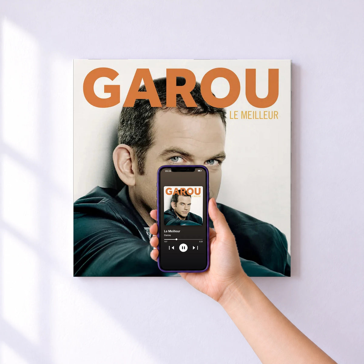 Affiche connectée Le Meilleur de Garou au mur : l'album se lance en approchant le téléphone