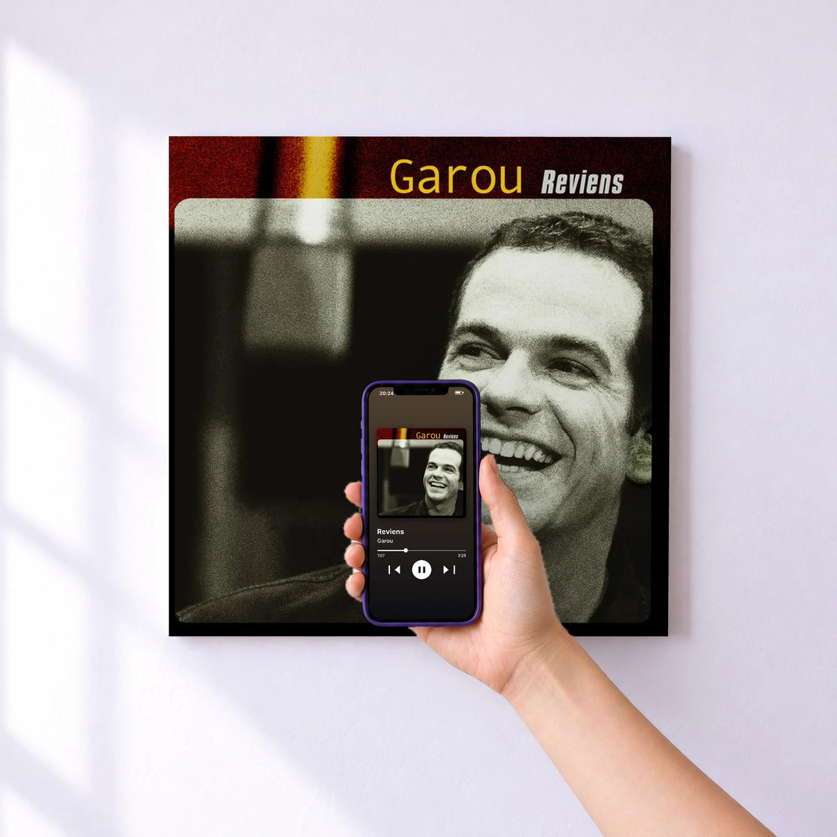 Affiche connectée Reviens de Garou au mur : l'album se lance en approchant le téléphone