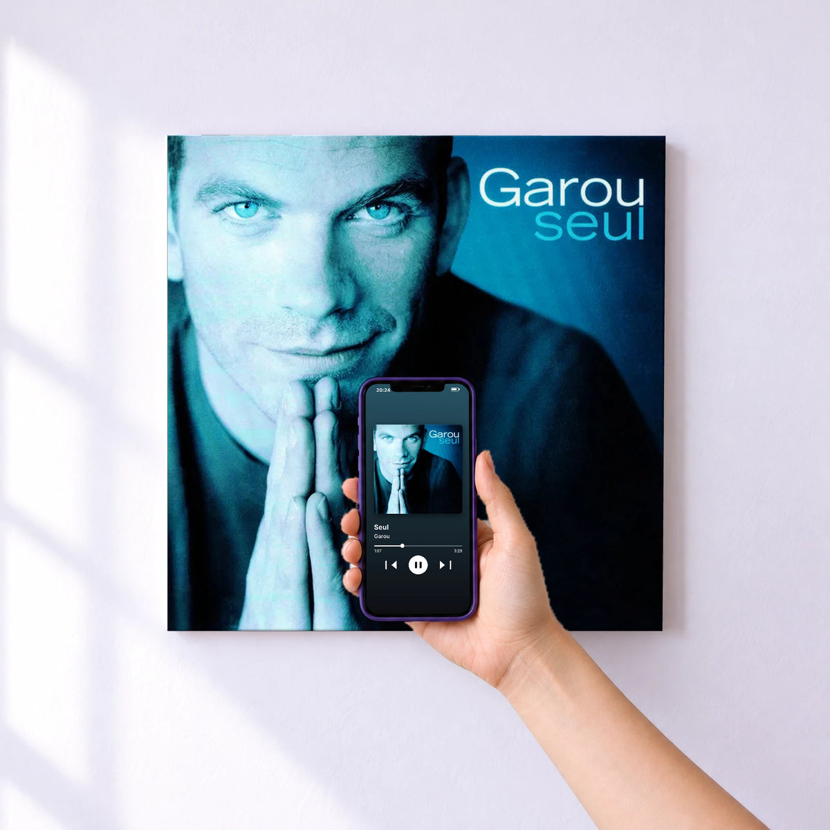 Affiche connectée Seul de Garou au mur : l'album se lance en approchant le téléphone