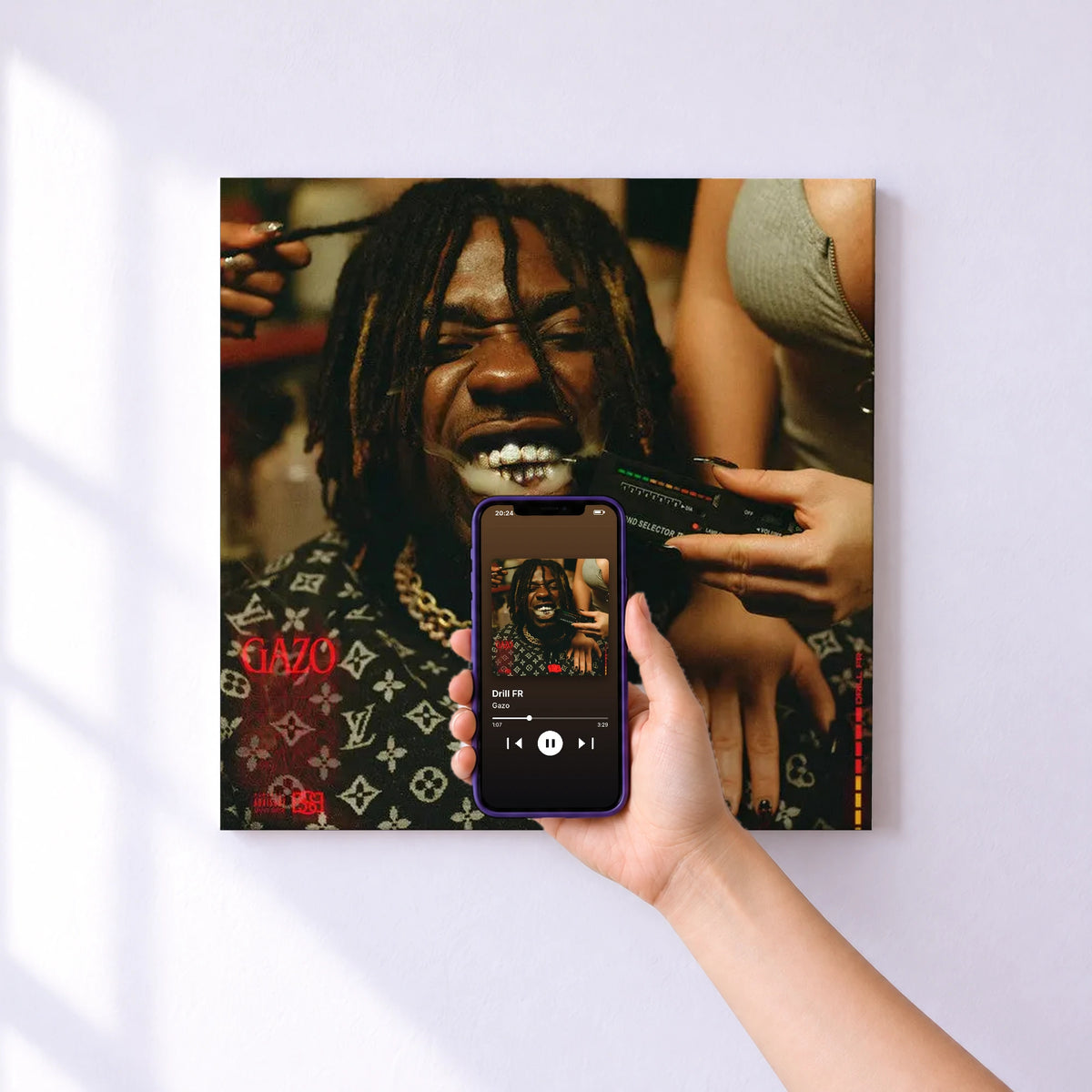 Affiche connectée Drill FR de Gazo au mur : l'album se lance en approchant le téléphone