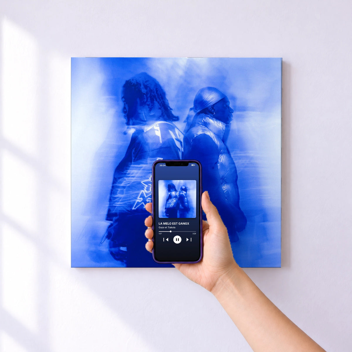 Affiche connectée LA MELO EST GANGX de Gazo et Tiakola au mur : l'album se lance en approchant le téléphone