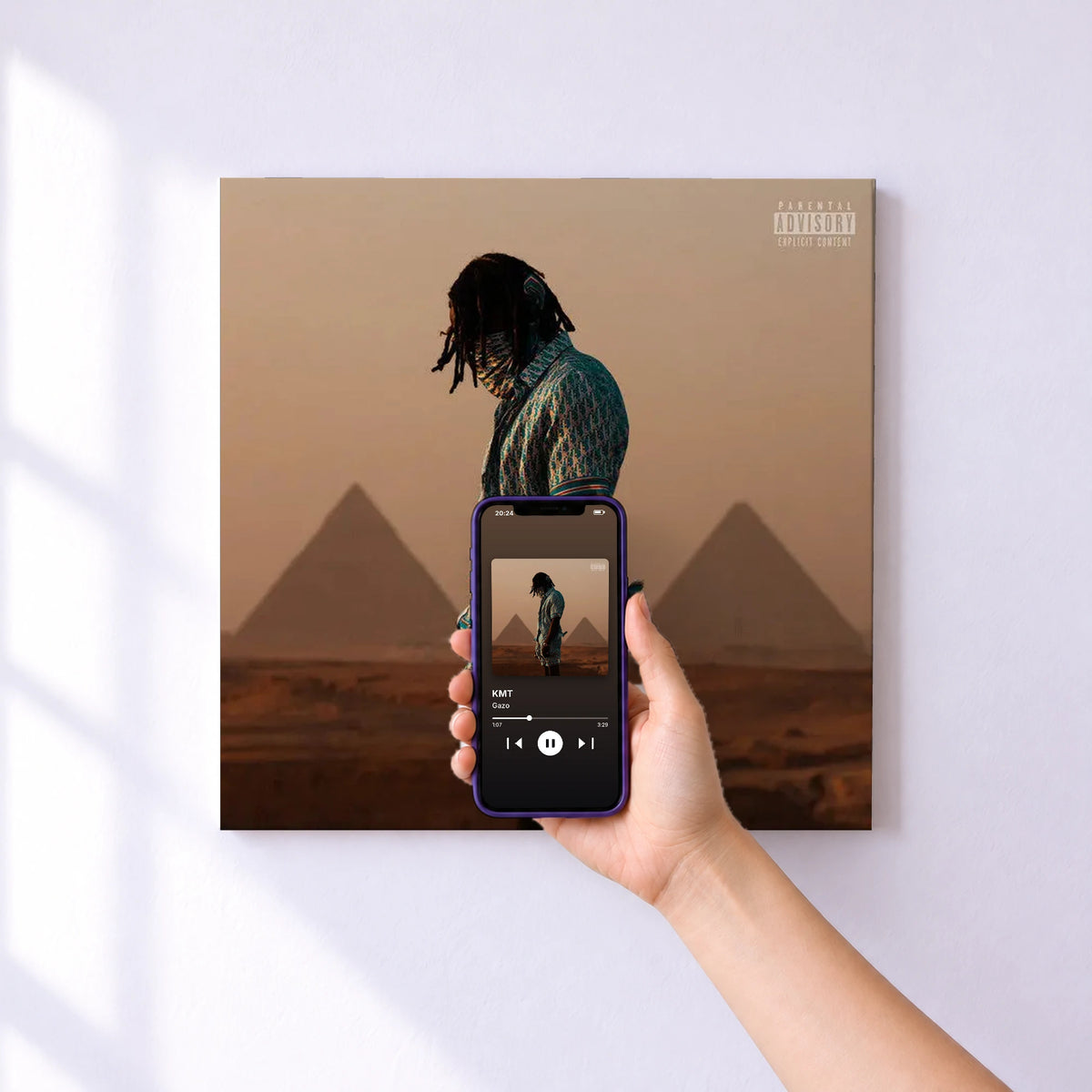 Affiche connectée KMT de Gazo au mur : l'album se lance en approchant le téléphone