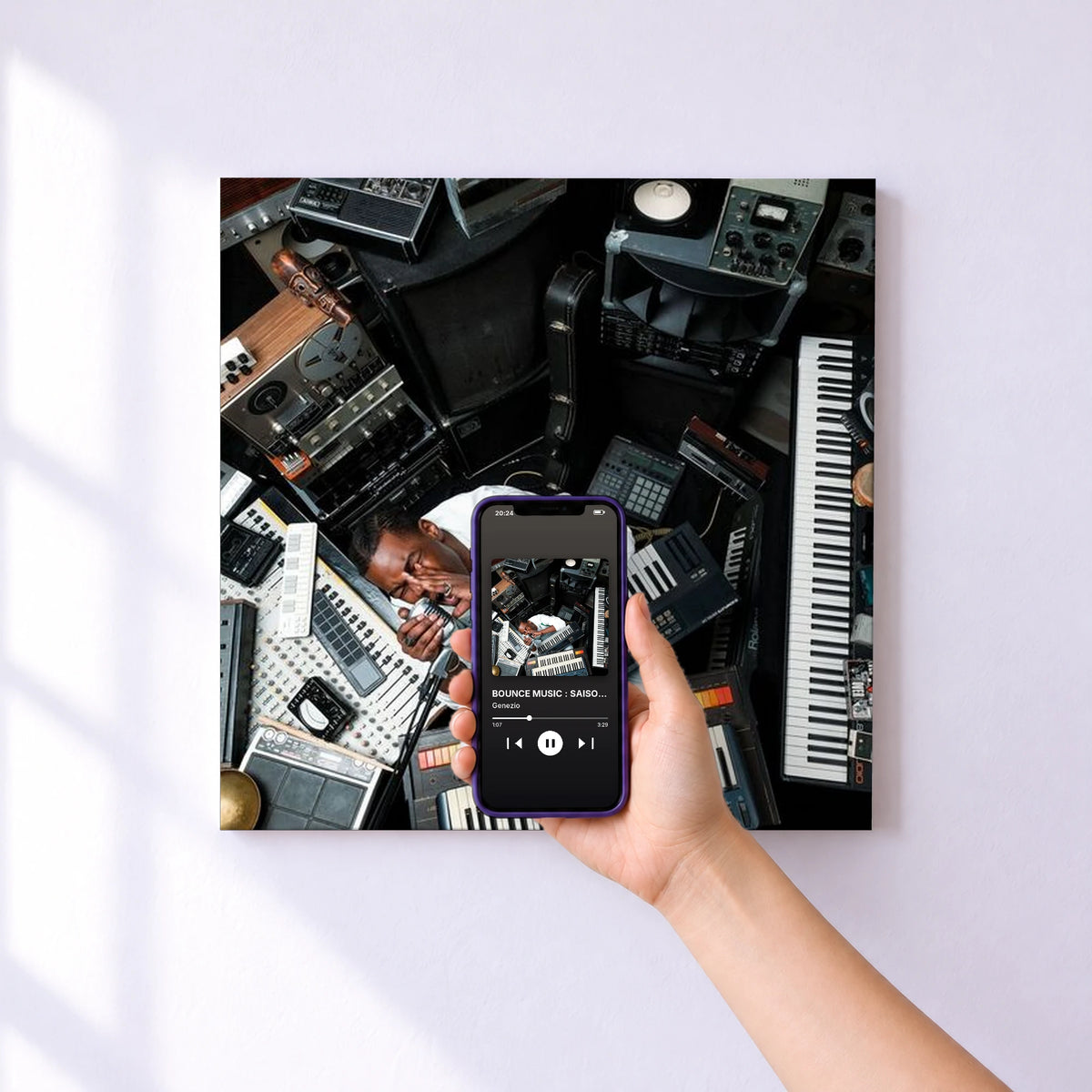 Affiche connectée BOUNCE MUSIC : SAISON 1 de Genezio au mur : l'album se lance en approchant le téléphone