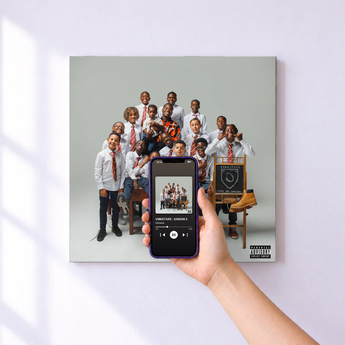 Affiche connectée VIBESTARS : SAISON 2 de Genezio au mur : l'album se lance en approchant le téléphone