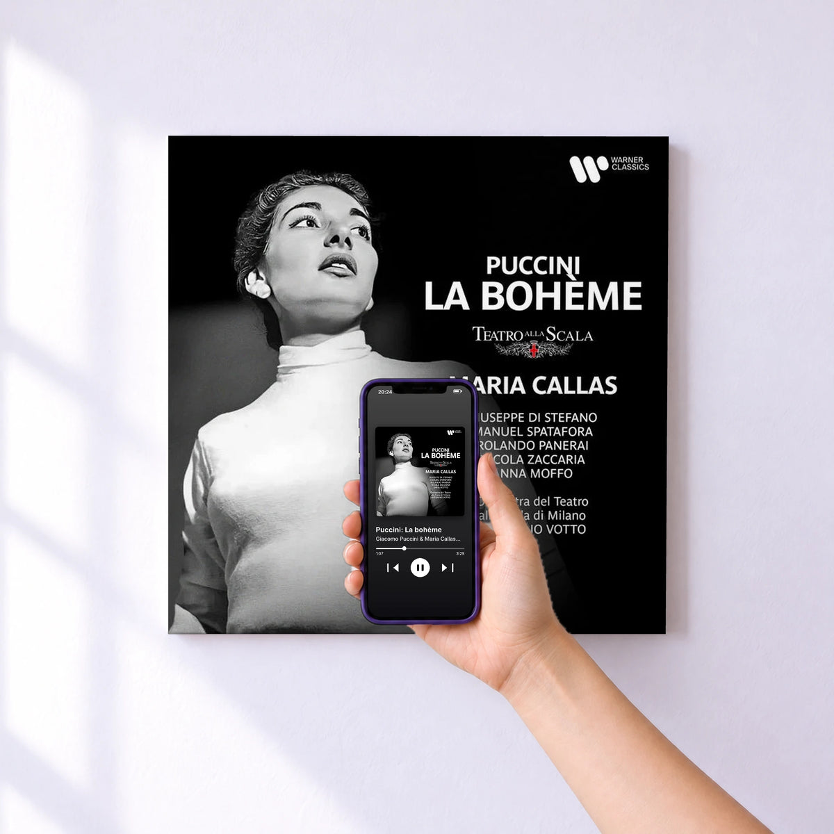 Affiche connectée Puccini: La bohème de Giacomo Puccini & Maria Callas & Orchestra Del Teatro Alla Scala, Milano & Antonino Votto au mur : l'album se lance en approchant le téléphone