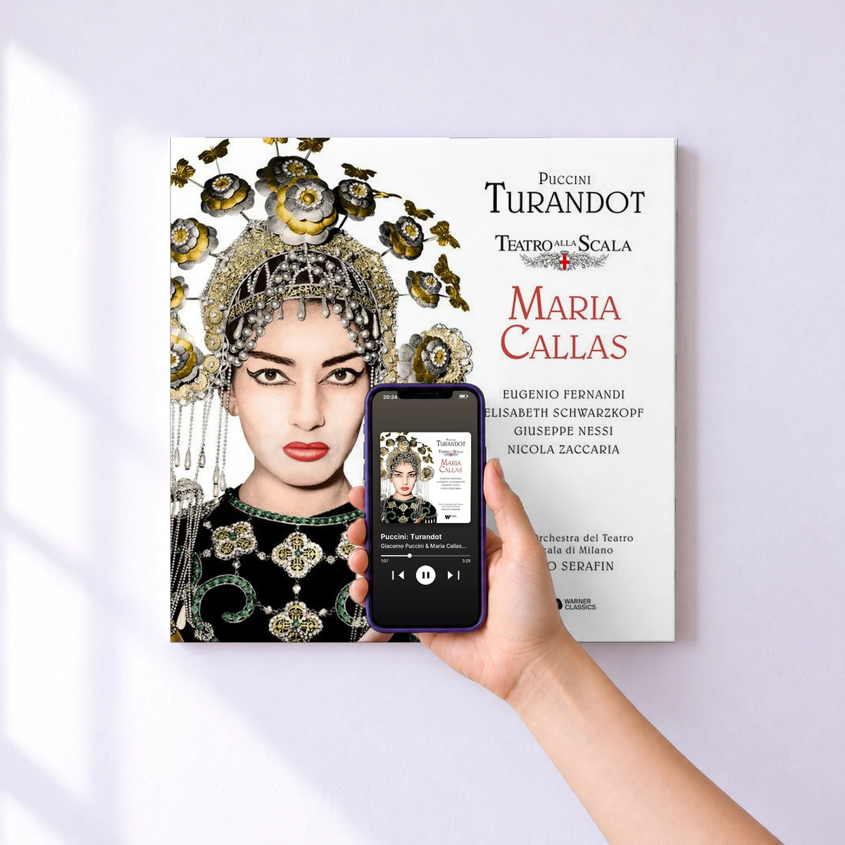 Affiche connectée Puccini: Turandot de Giacomo Puccini & Maria Callas & Tullio Serafin & Orchestra Del Teatro Alla Scala, Milano au mur : l'album se lance en approchant le téléphone