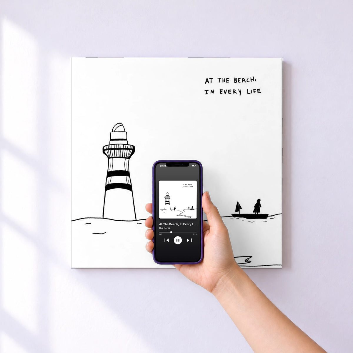 Affiche connectée At The Beach, In Every Life de Gigi Perez au mur : l'album se lance en approchant le téléphone