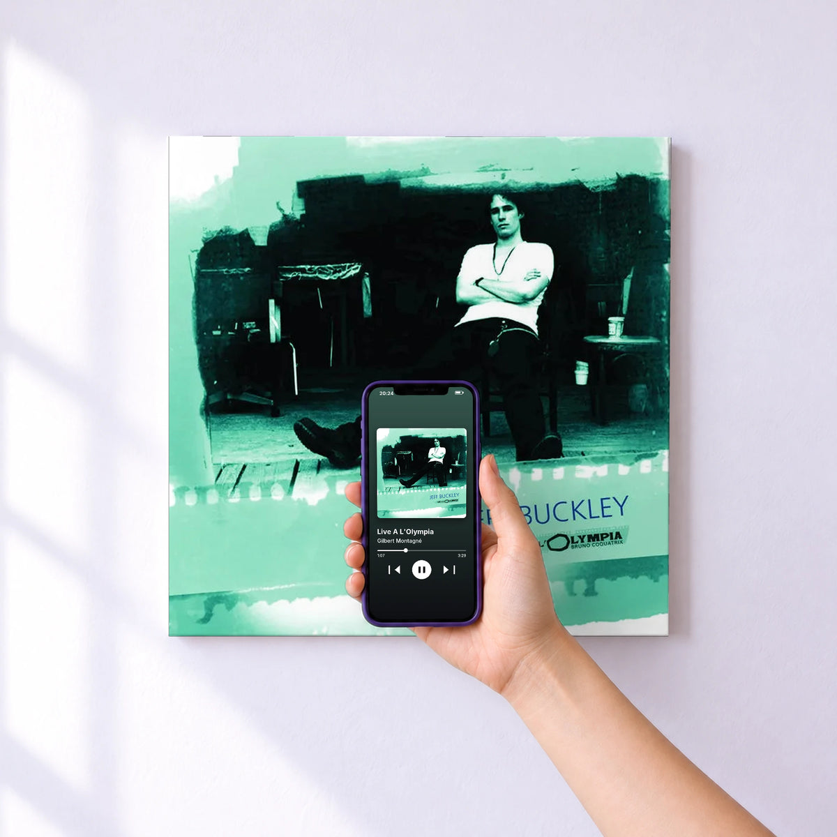 Affiche connectée Live A L'Olympia de Gilbert Montagné au mur : l'album se lance en approchant le téléphone