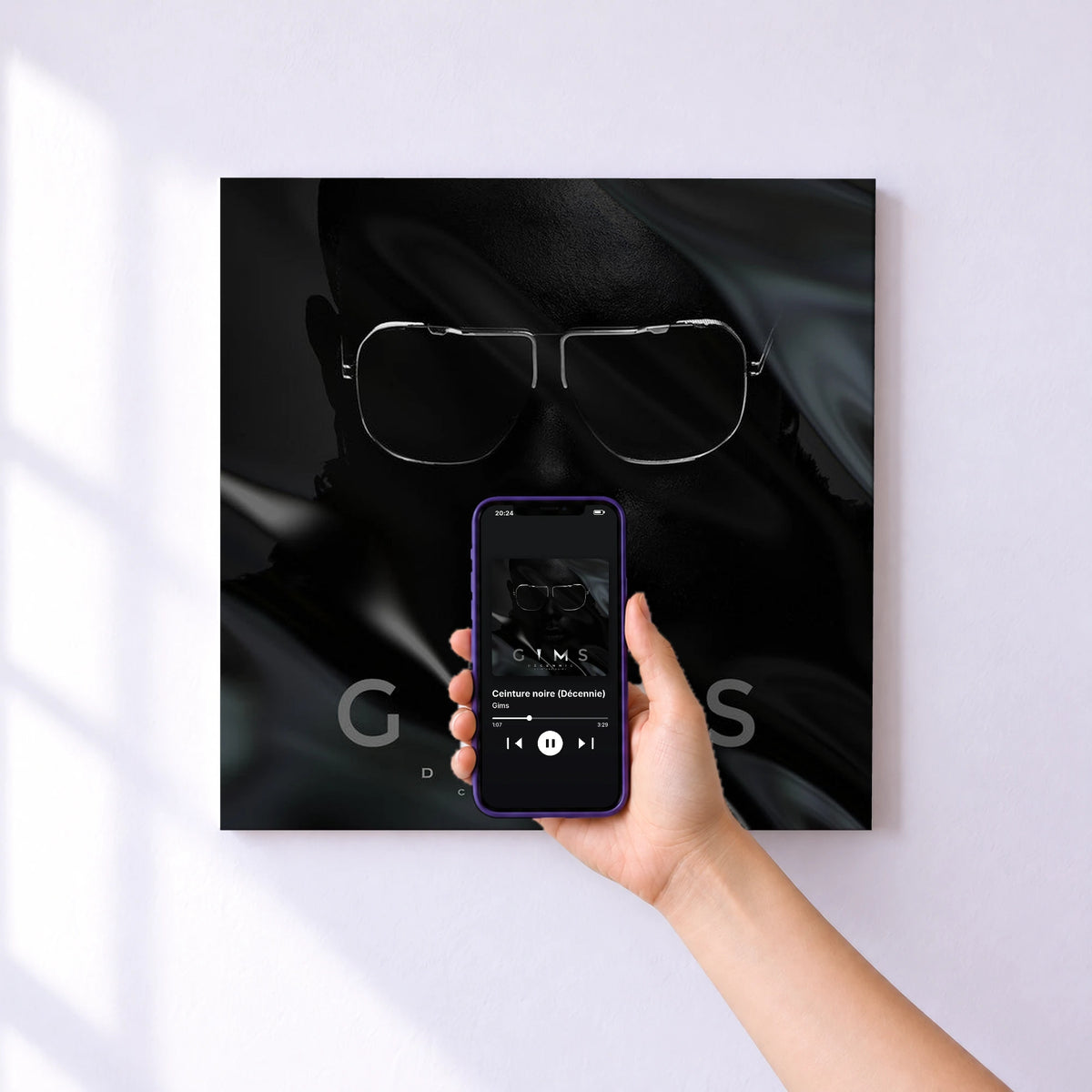 Affiche connectée Ceinture noire (Décennie) de Gims au mur : l'album se lance en approchant le téléphone