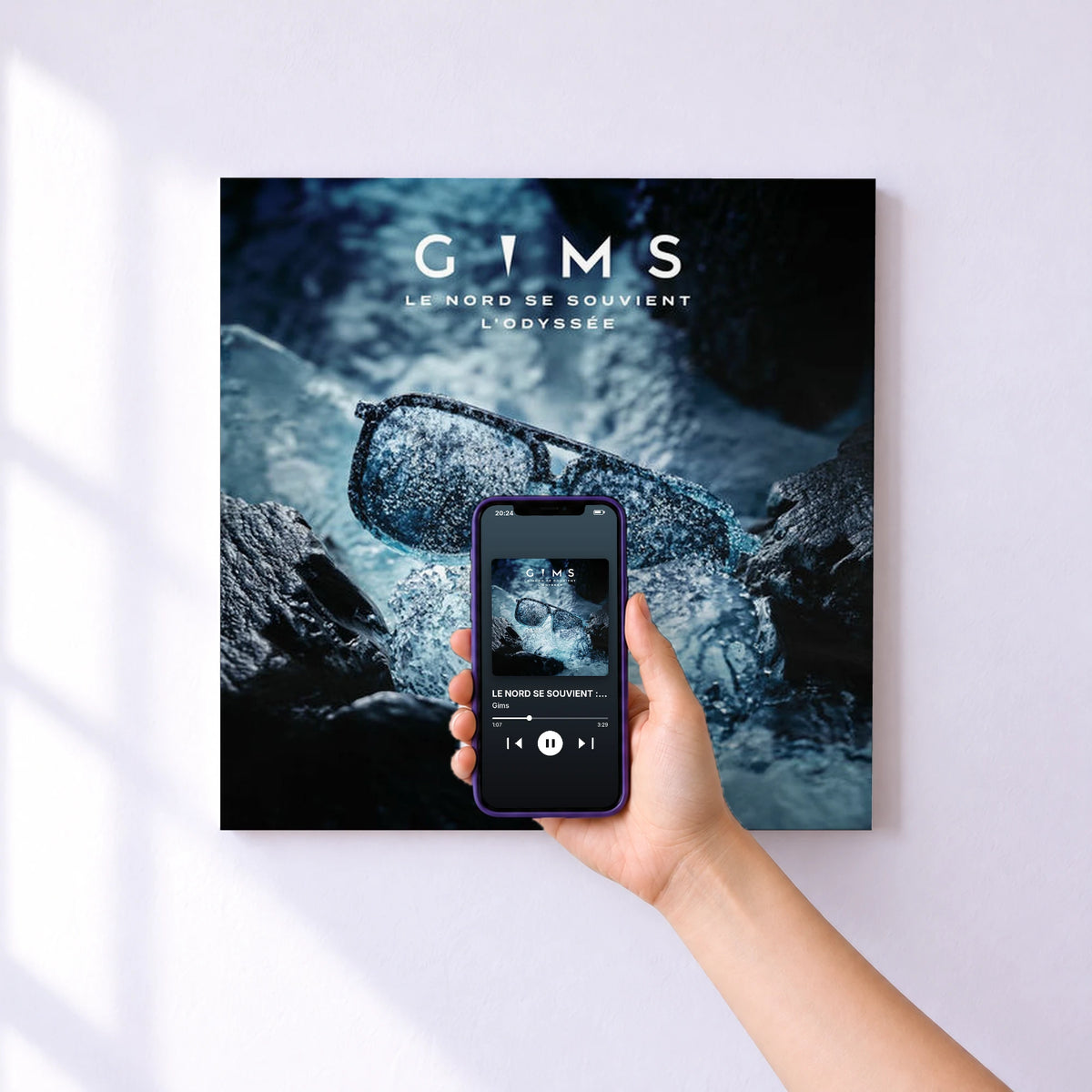 Affiche connectée LE NORD SE SOUVIENT : L'ODYSSÉE de Gims au mur : l'album se lance en approchant le téléphone