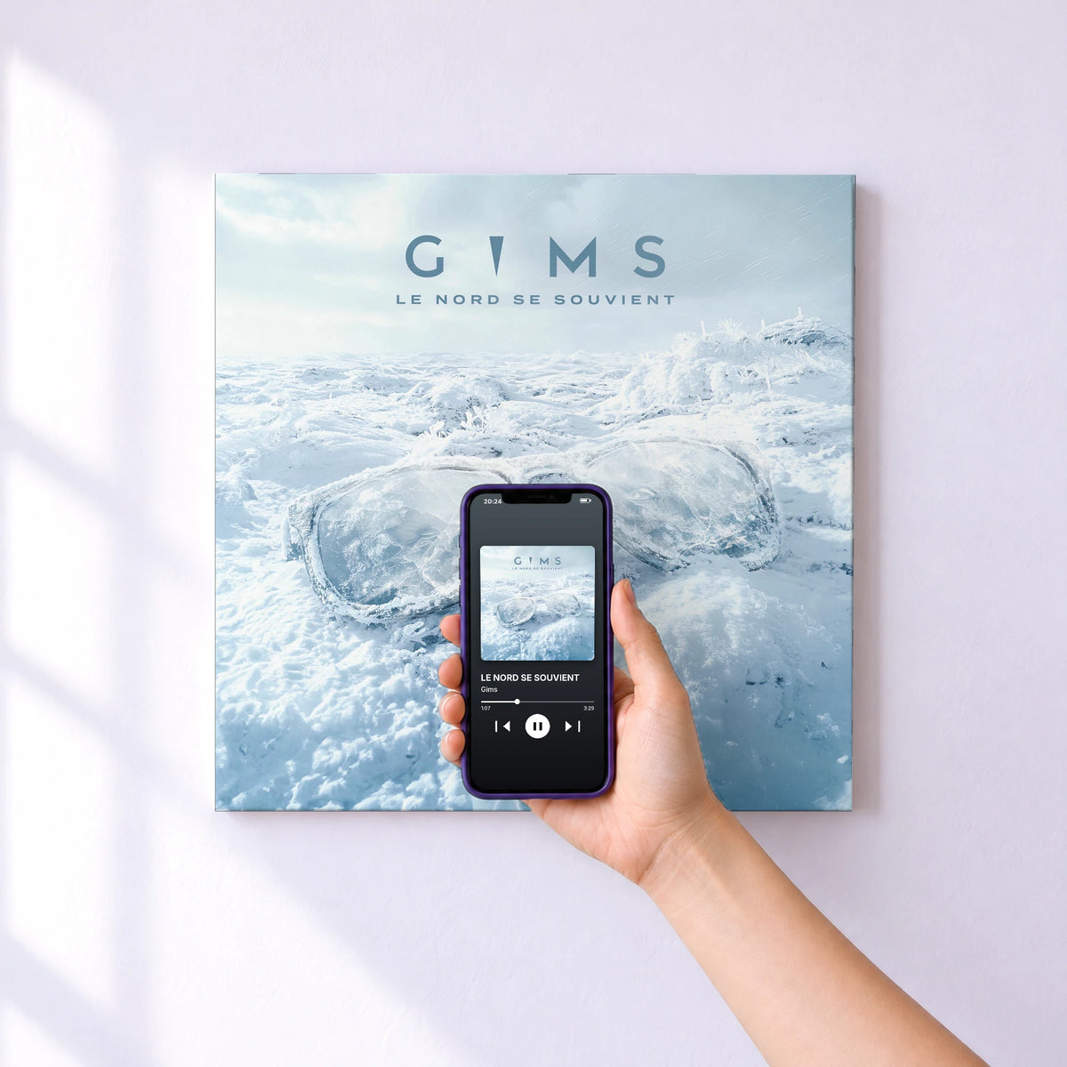 Affiche connectée LE NORD SE SOUVIENT de Gims au mur : l'album se lance en approchant le téléphone