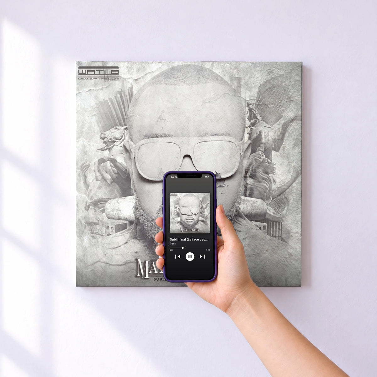Affiche connectée Subliminal (La face cachée) de Gims au mur : l'album se lance en approchant le téléphone