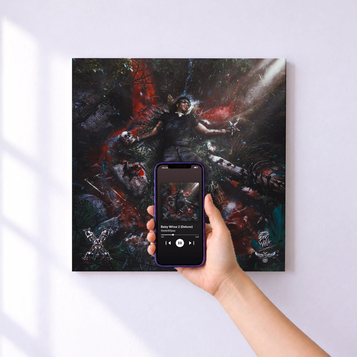 Affiche connectée Baby Whoa 2 (Deluxe) de Glokk40Spaz au mur : l'album se lance en approchant le téléphone