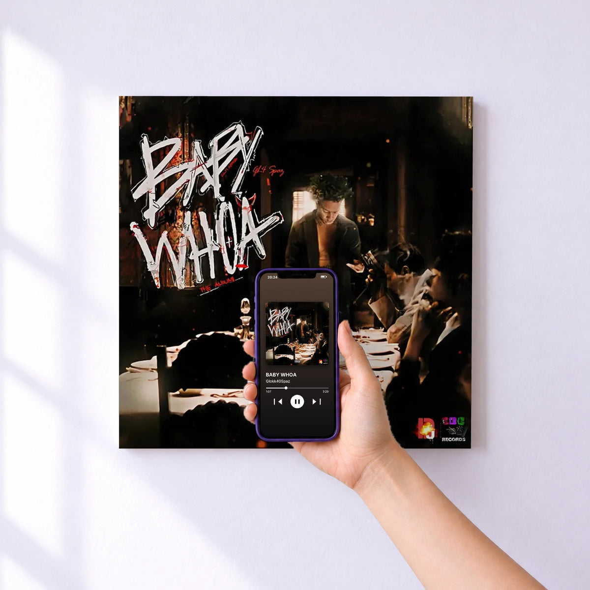 Affiche connectée BABY WHOA de Glokk40Spaz au mur : l'album se lance en approchant le téléphone