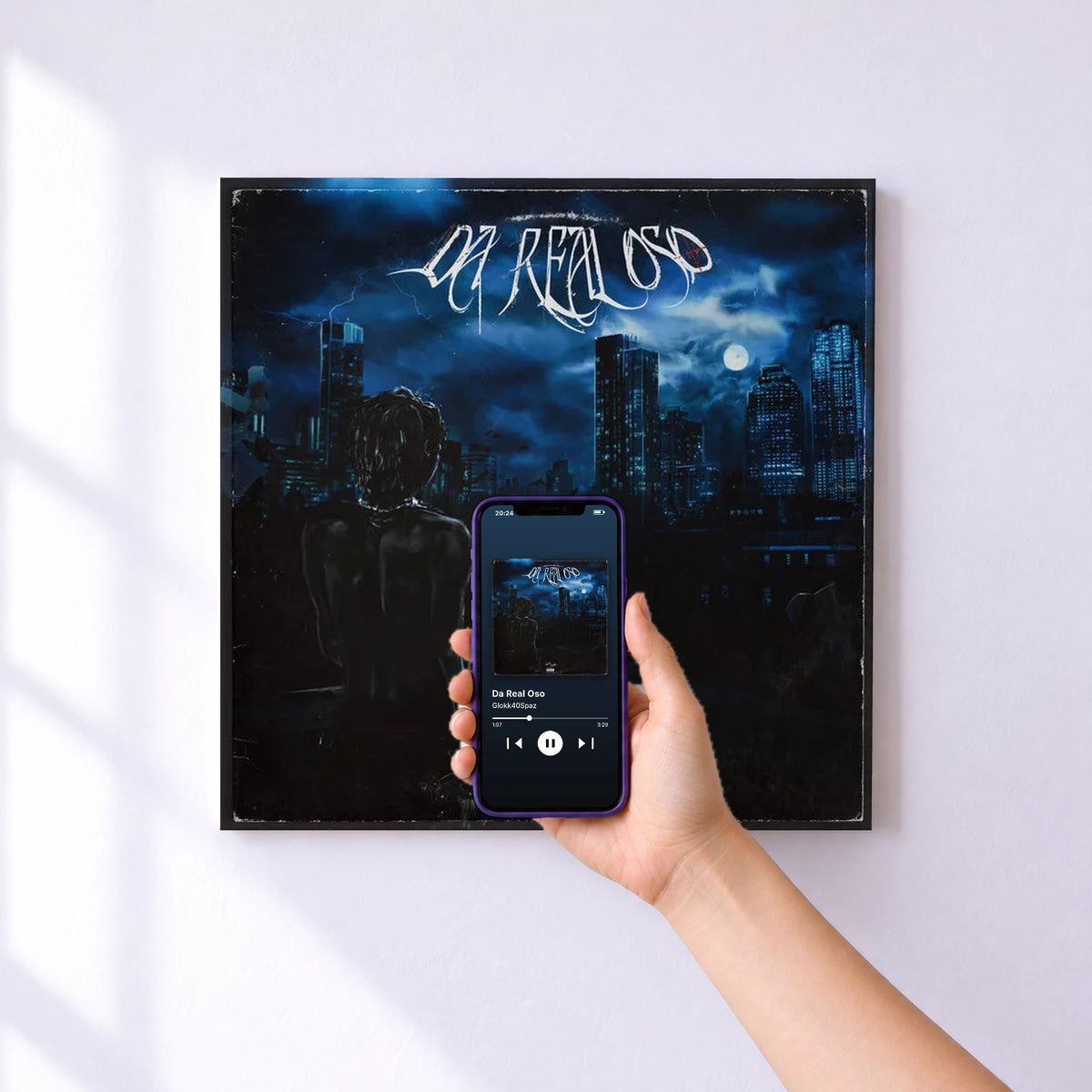 Affiche connectée Da Real Oso de Glokk40Spaz au mur : l'album se lance en approchant le téléphone