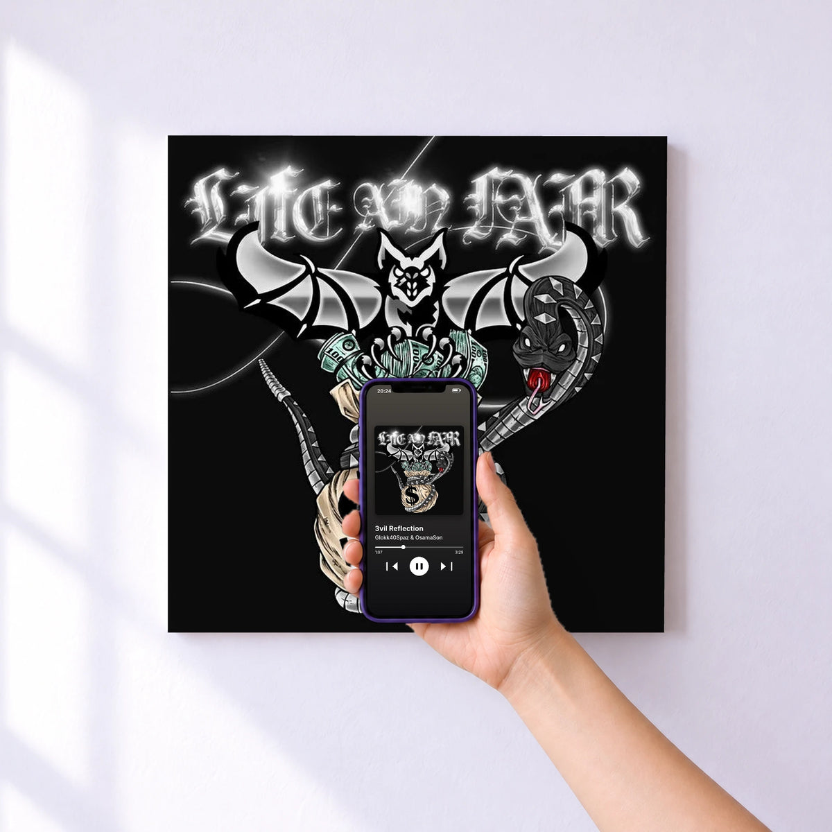 Affiche connectée 3vil Reflection de Glokk40Spaz & OsamaSon au mur : l'album se lance en approchant le téléphone