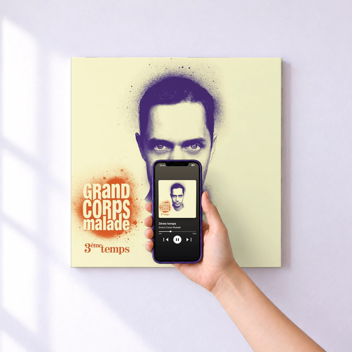 Affiche connectée 3ème temps de Grand Corps Malade au mur : l'album se lance en approchant le téléphone