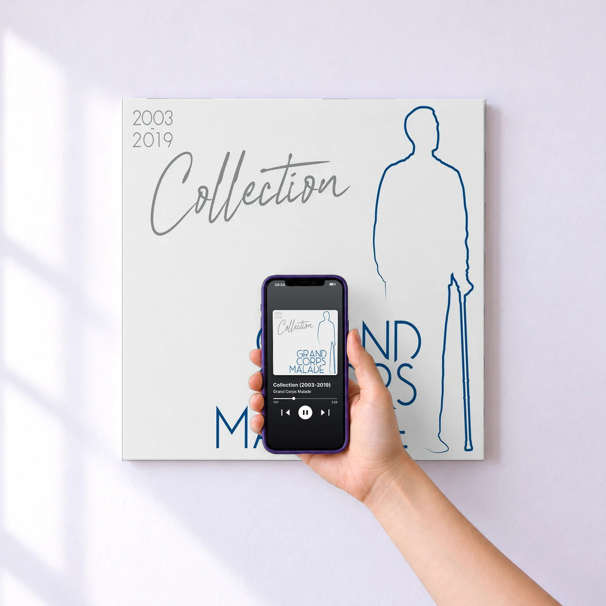 Affiche connectée Collection (2003-2019) de Grand Corps Malade au mur : l'album se lance en approchant le téléphone
