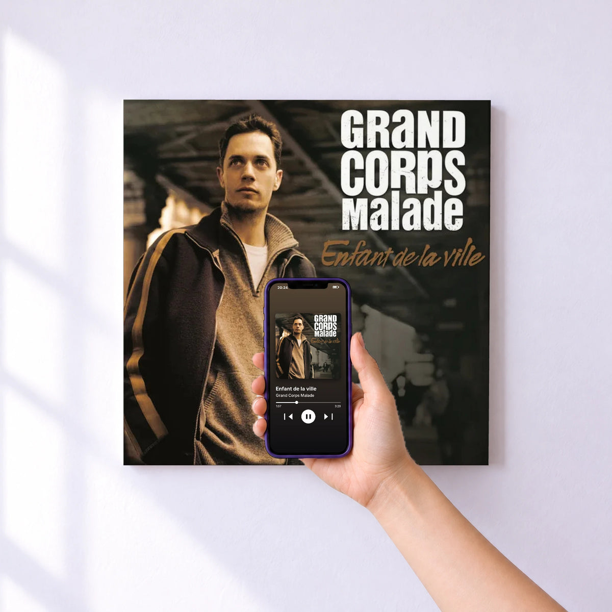 Affiche connectée Enfant de la ville de Grand Corps Malade au mur : l'album se lance en approchant le téléphone