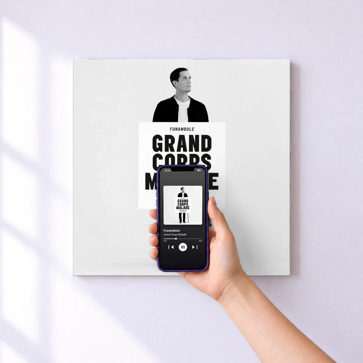 Affiche connectée Funambule de Grand Corps Malade au mur : l'album se lance en approchant le téléphone