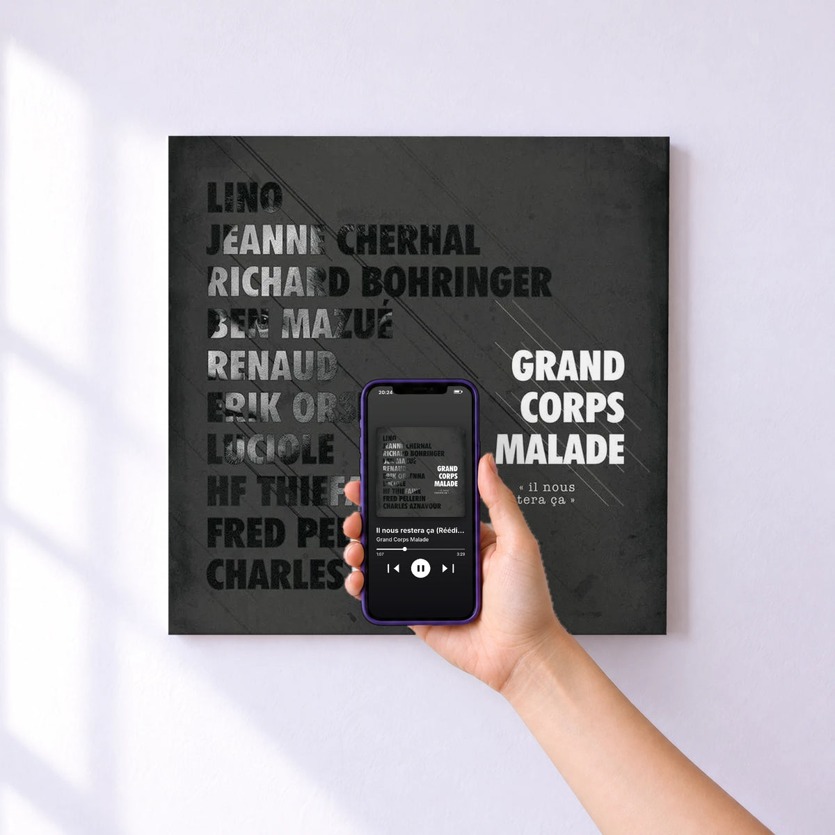 Affiche connectée Il nous restera ça (Réédition) de Grand Corps Malade au mur : l'album se lance en approchant le téléphone