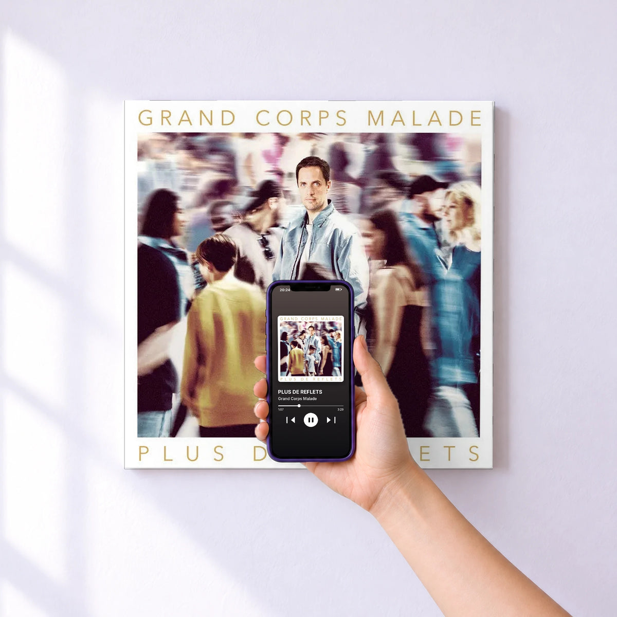 Affiche connectée PLUS DE REFLETS de Grand Corps Malade au mur : l'album se lance en approchant le téléphone