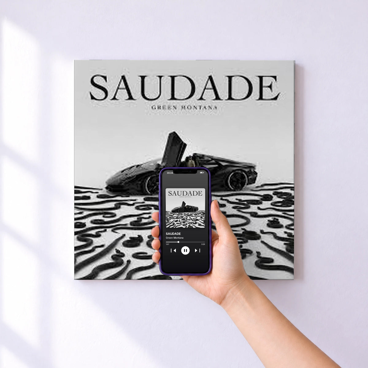 Affiche connectée SAUDADE de Green Montana au mur : l'album se lance en approchant le téléphone