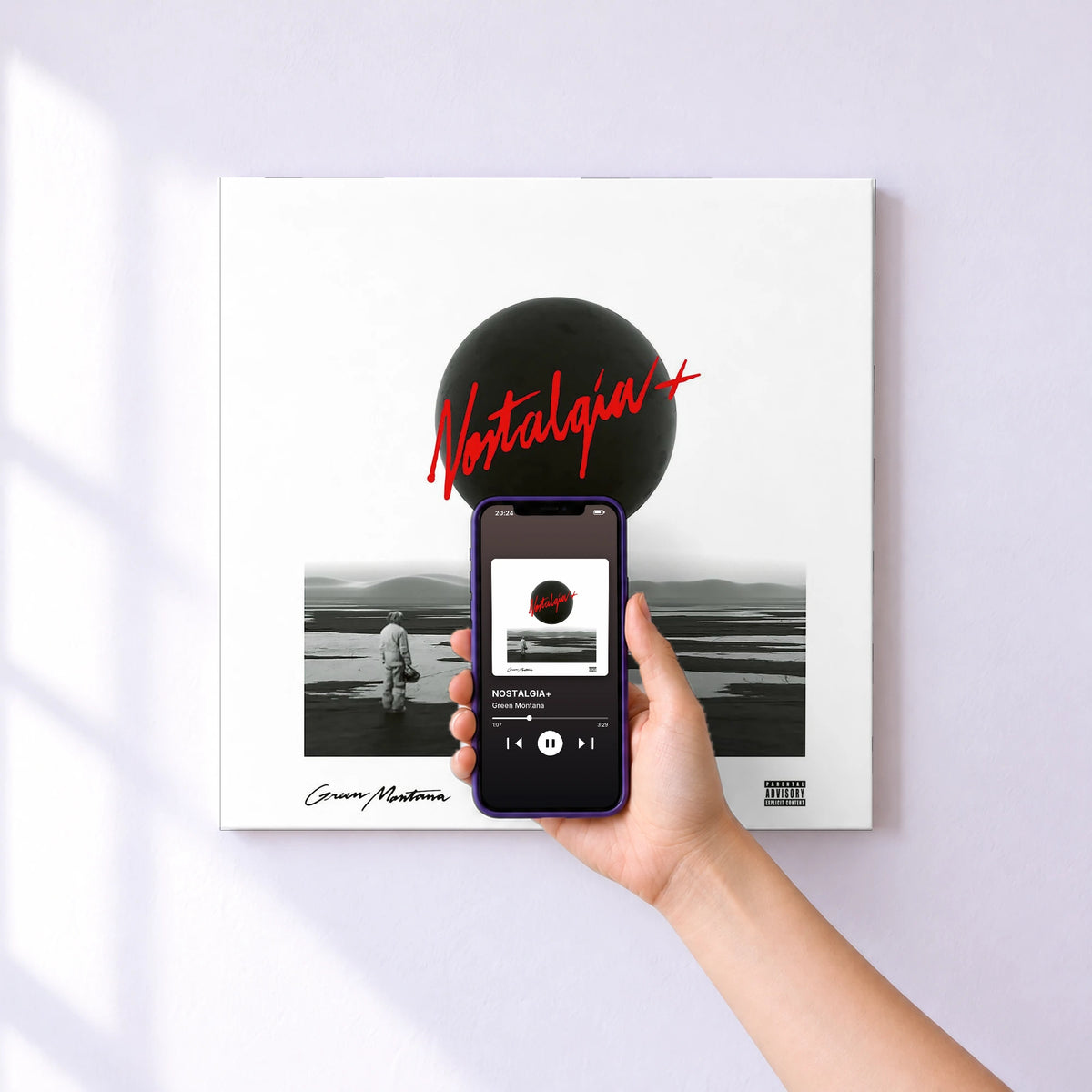 Affiche connectée NOSTALGIA+ de Green Montana au mur : l'album se lance en approchant le téléphone