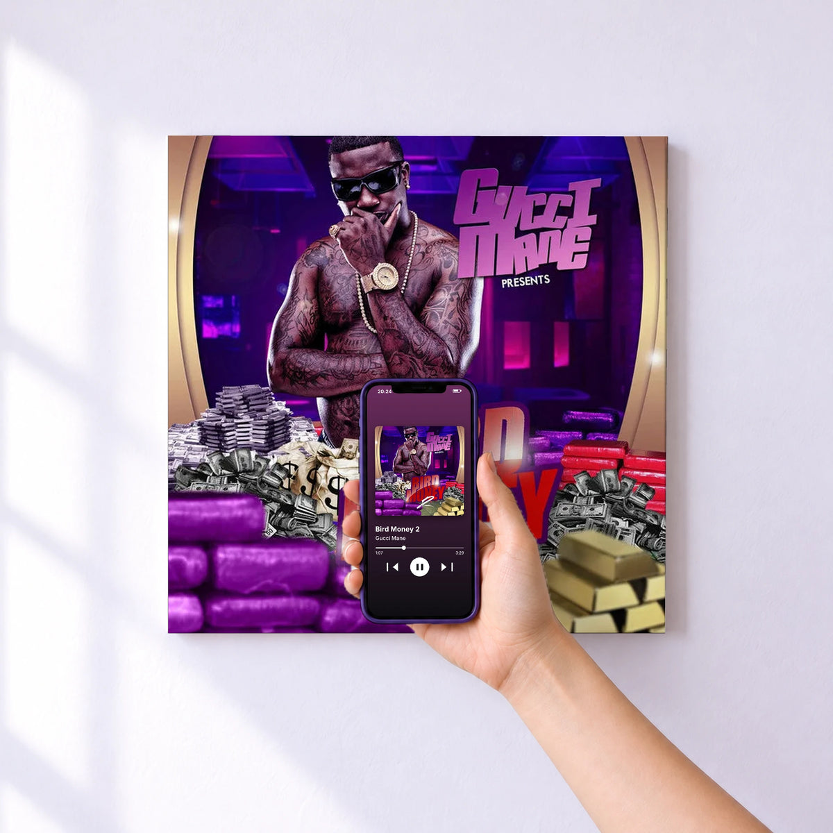 Affiche connectée Bird Money 2 de Gucci Mane au mur : l'album se lance en approchant le téléphone