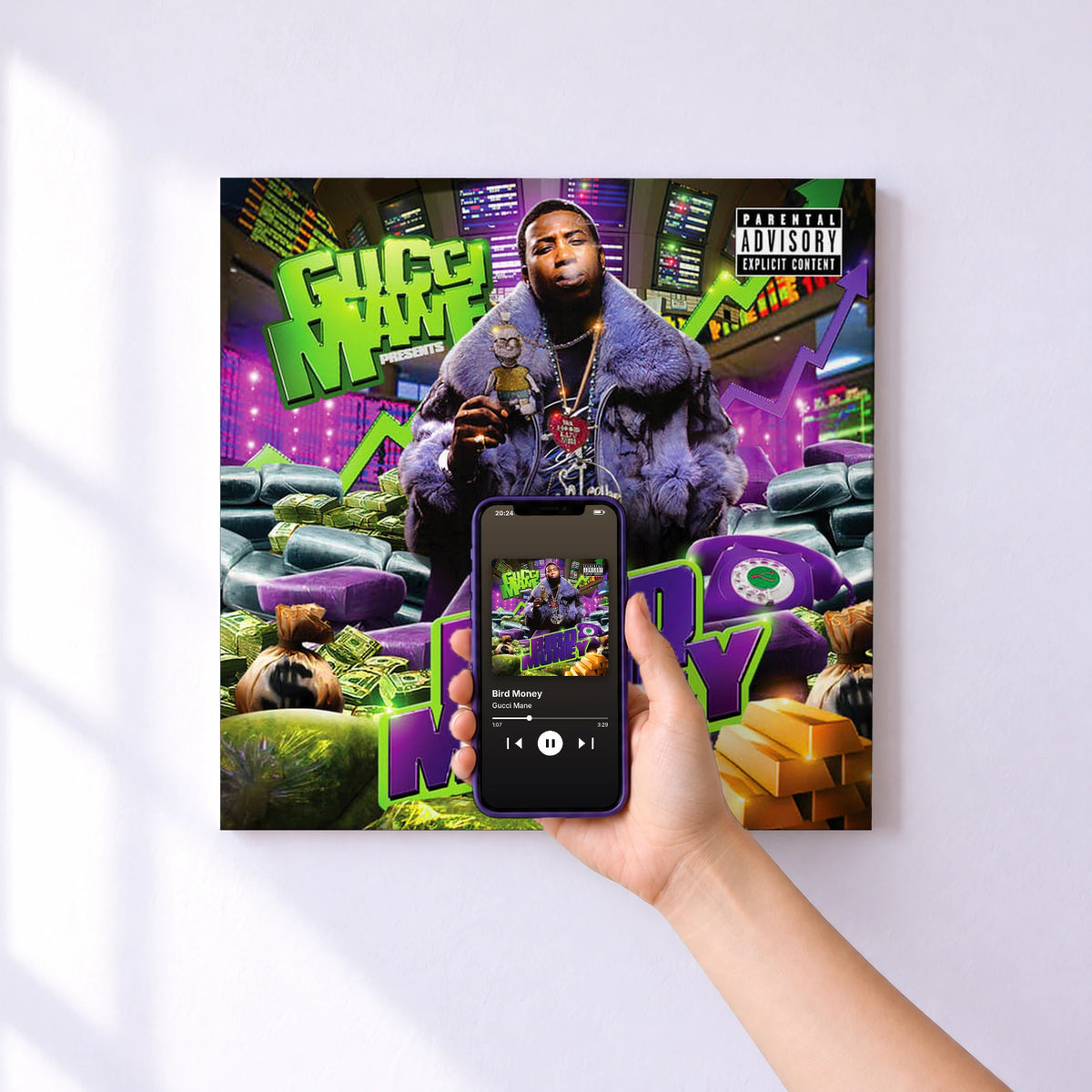Affiche connectée Bird Money de Gucci Mane au mur : l'album se lance en approchant le téléphone