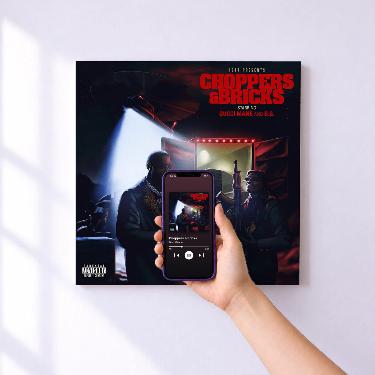 Affiche connectée Choppers & Bricks de Gucci Mane au mur : l'album se lance en approchant le téléphone