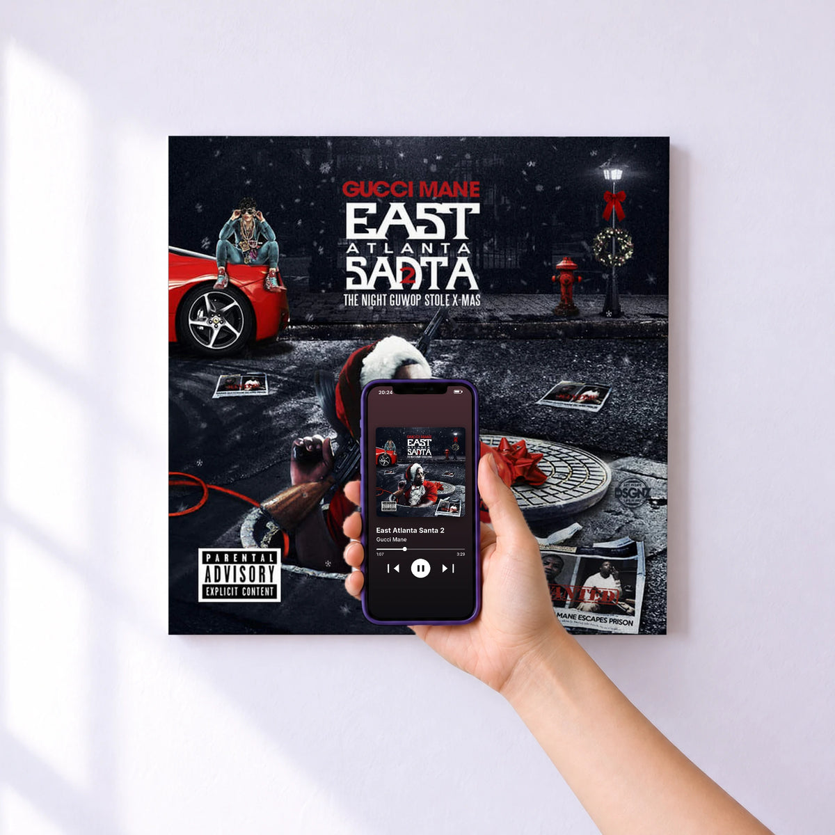 Affiche connectée East Atlanta Santa 2 de Gucci Mane au mur : l'album se lance en approchant le téléphone