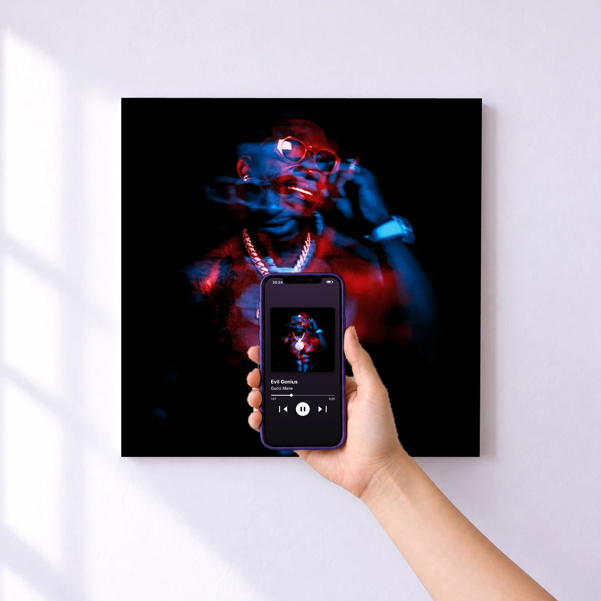 Affiche connectée Evil Genius de Gucci Mane au mur : l'album se lance en approchant le téléphone