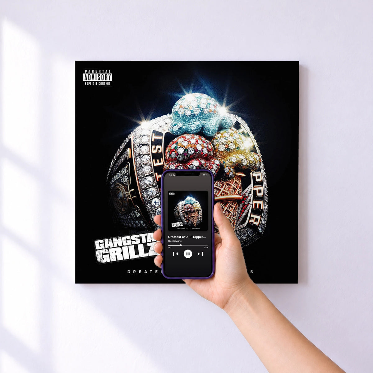 Affiche connectée Greatest Of All Trappers (Gangsta Grillz Edition) de Gucci Mane au mur : l'album se lance en approchant le téléphone