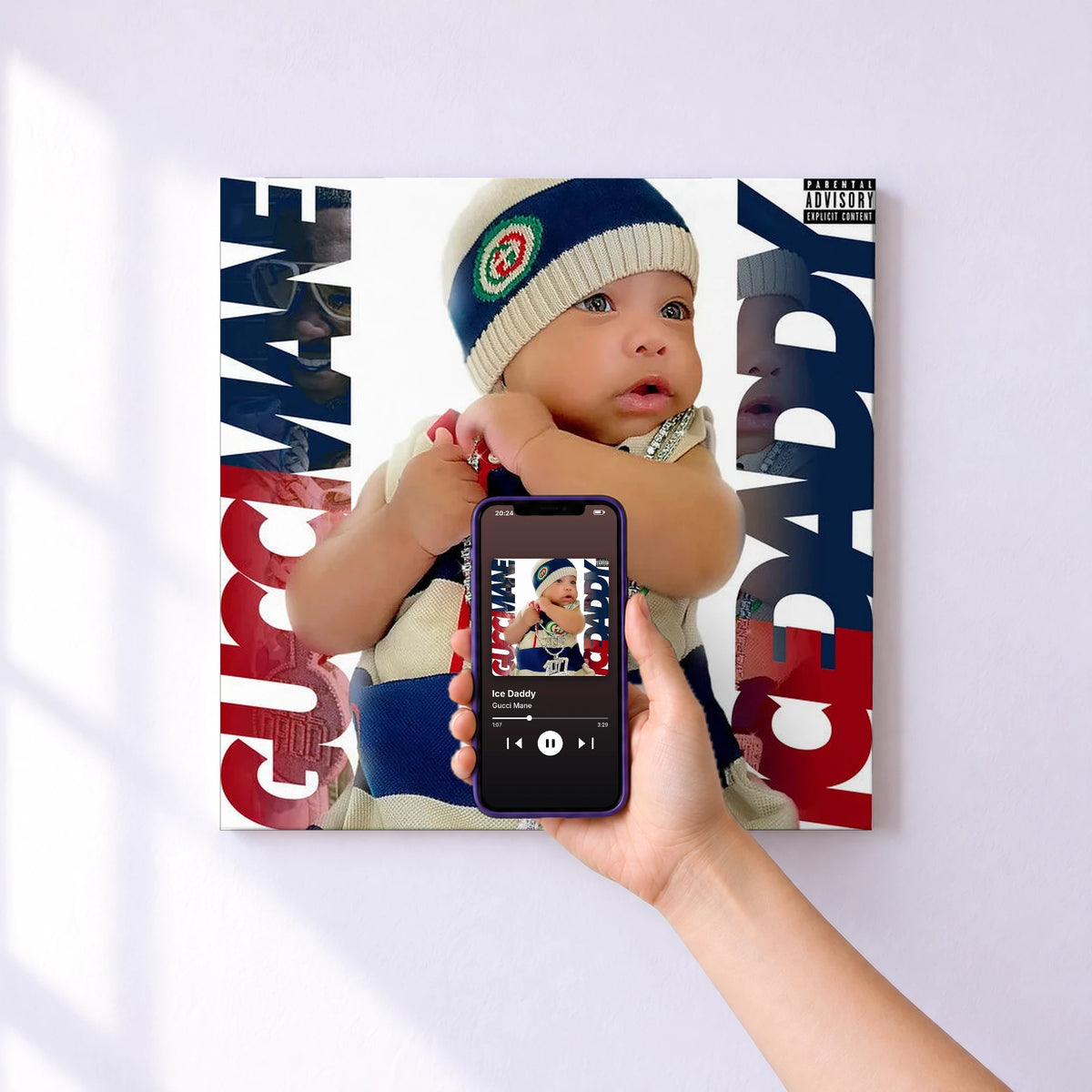 Affiche connectée Ice Daddy de Gucci Mane au mur : l'album se lance en approchant le téléphone