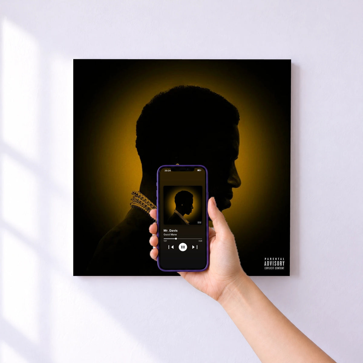 Affiche connectée Mr. Davis de Gucci Mane au mur : l'album se lance en approchant le téléphone