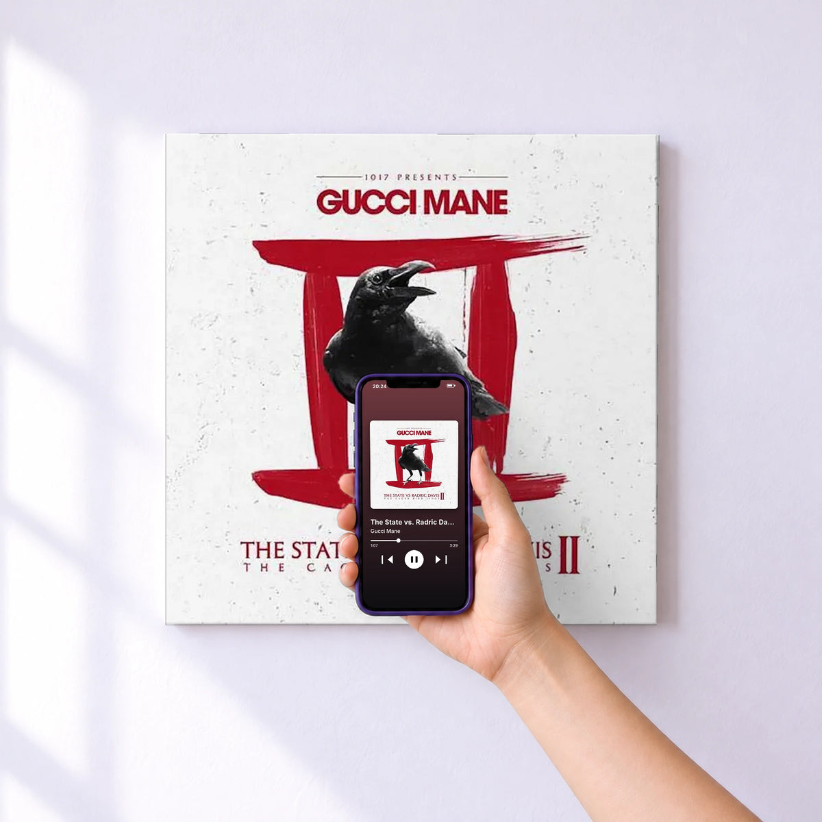 Affiche connectée The State vs. Radric Davis (Pt. 2) de Gucci Mane au mur : l'album se lance en approchant le téléphone