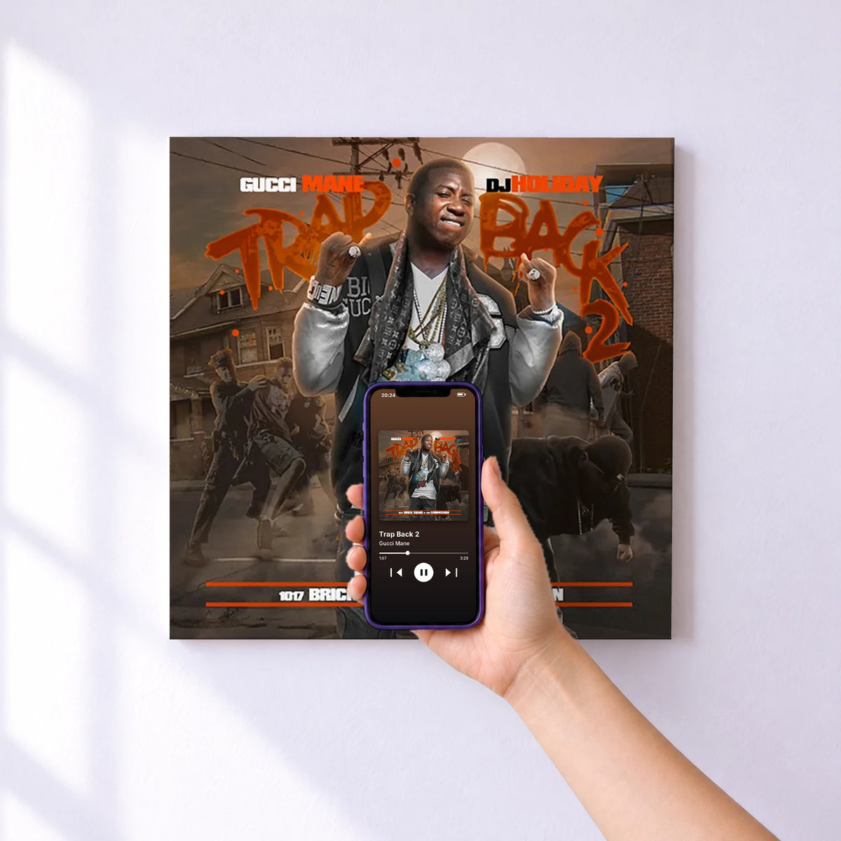 Affiche connectée Trap Back 2 de Gucci Mane au mur : l'album se lance en approchant le téléphone