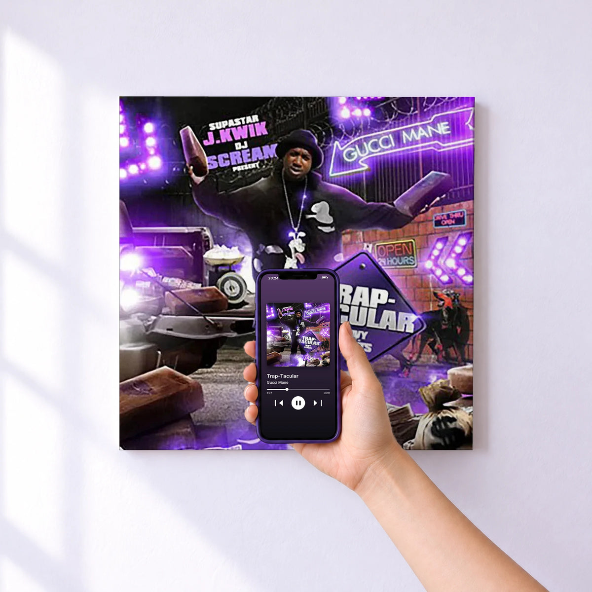 Affiche connectée Trap-Tacular de Gucci Mane au mur : l'album se lance en approchant le téléphone