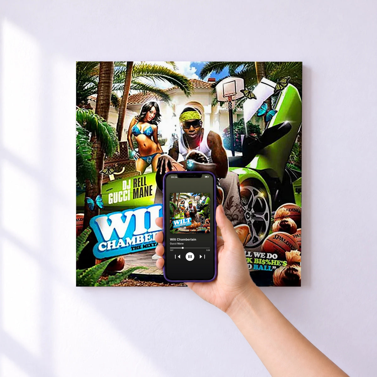 Affiche connectée Wilt Chamberlain de Gucci Mane au mur : l'album se lance en approchant le téléphone