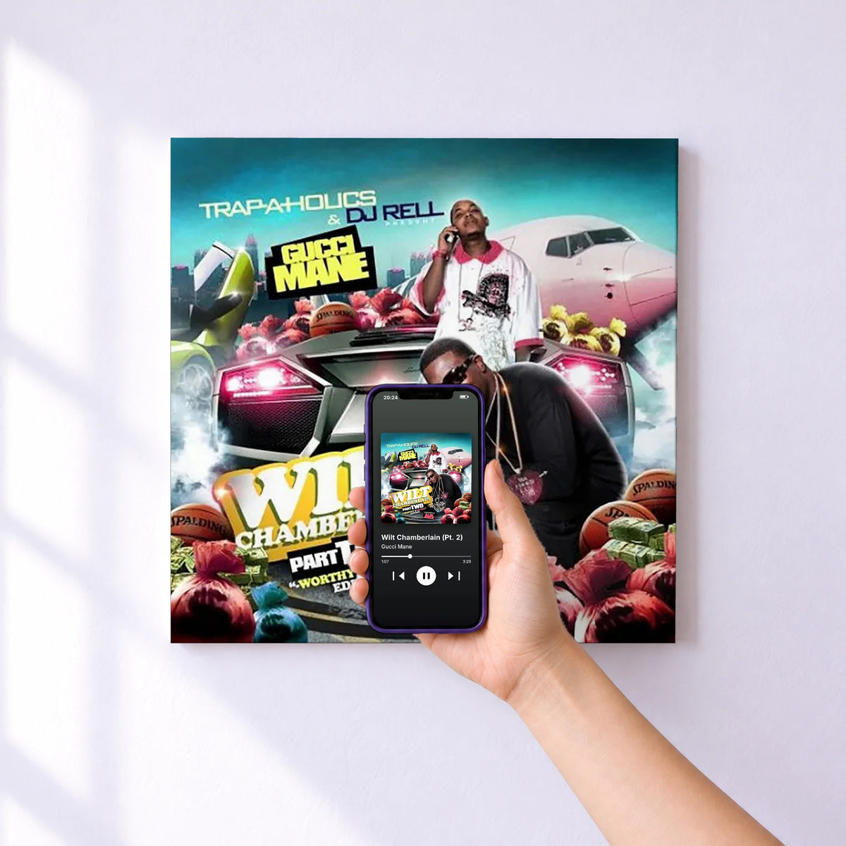 Affiche connectée Wilt Chamberlain (Pt. 2) de Gucci Mane au mur : l'album se lance en approchant le téléphone