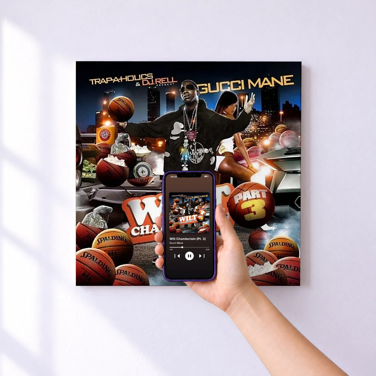 Affiche connectée Wilt Chamberlain (Pt. 3) de Gucci Mane au mur : l'album se lance en approchant le téléphone