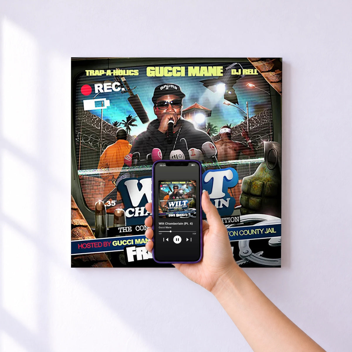 Affiche connectée Wilt Chamberlain (Pt. 4) de Gucci Mane au mur : l'album se lance en approchant le téléphone