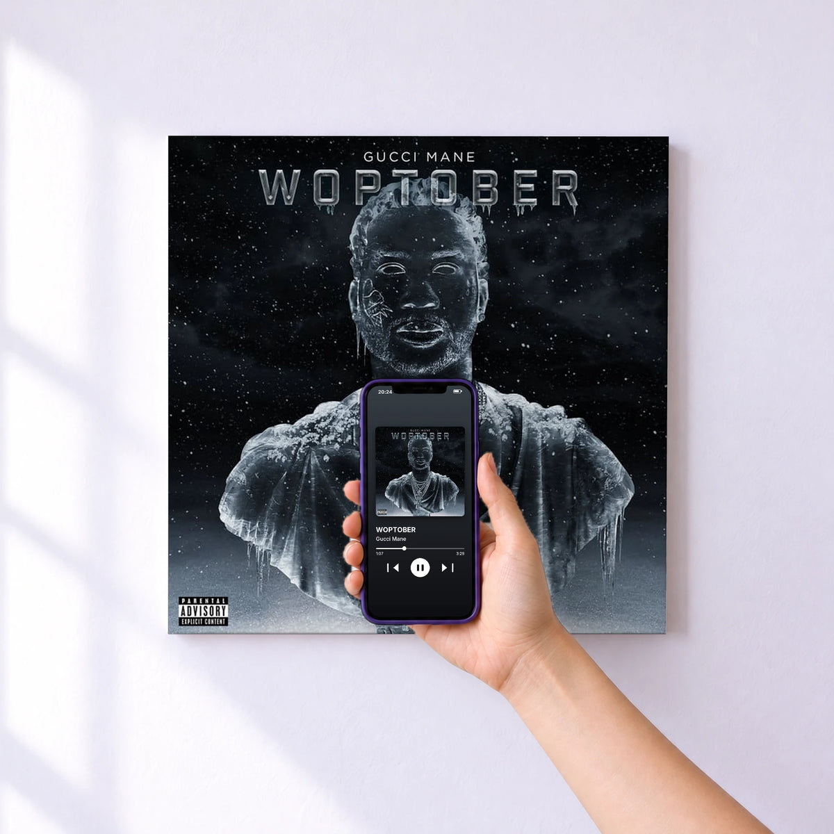 Affiche connectée WOPTOBER de Gucci Mane au mur : l'album se lance en approchant le téléphone