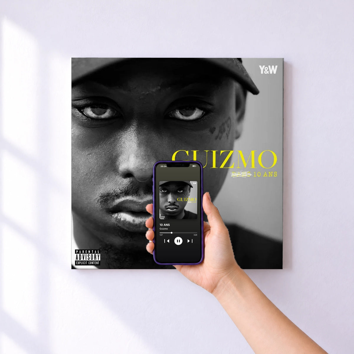Affiche connectée 10 ANS de Guizmo au mur : l'album se lance en approchant le téléphone