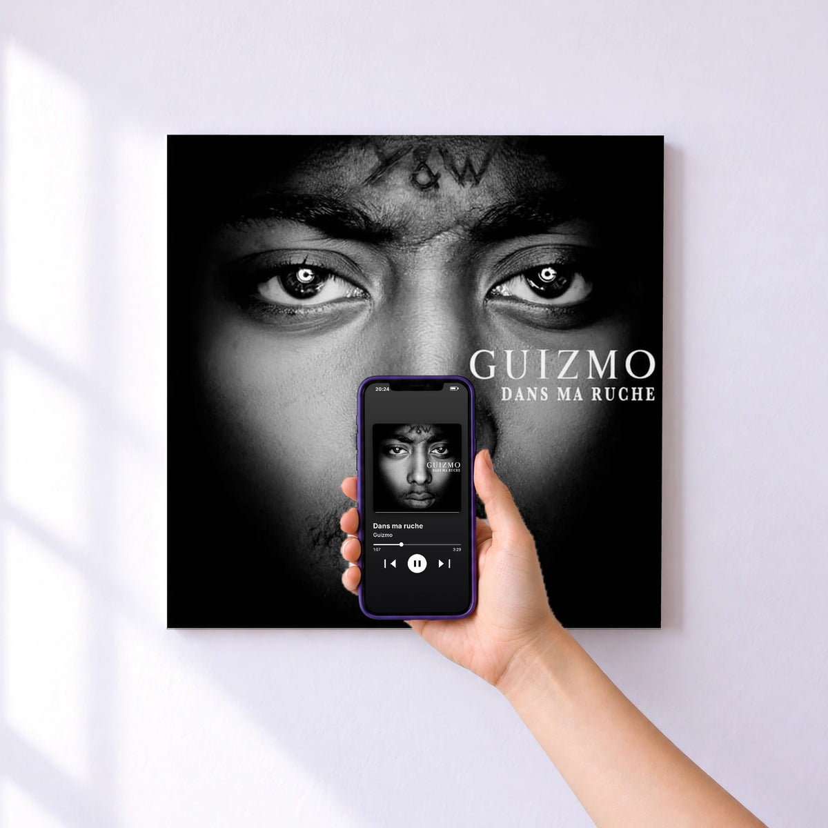 Affiche connectée Dans ma ruche de Guizmo au mur : l'album se lance en approchant le téléphone