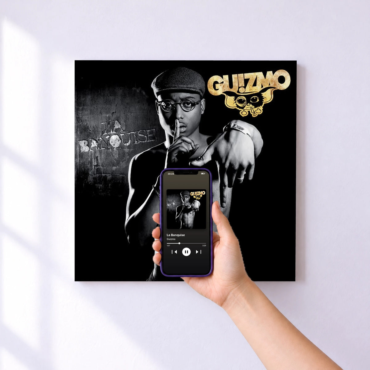 Affiche connectée La Banquise de Guizmo au mur : l'album se lance en approchant le téléphone