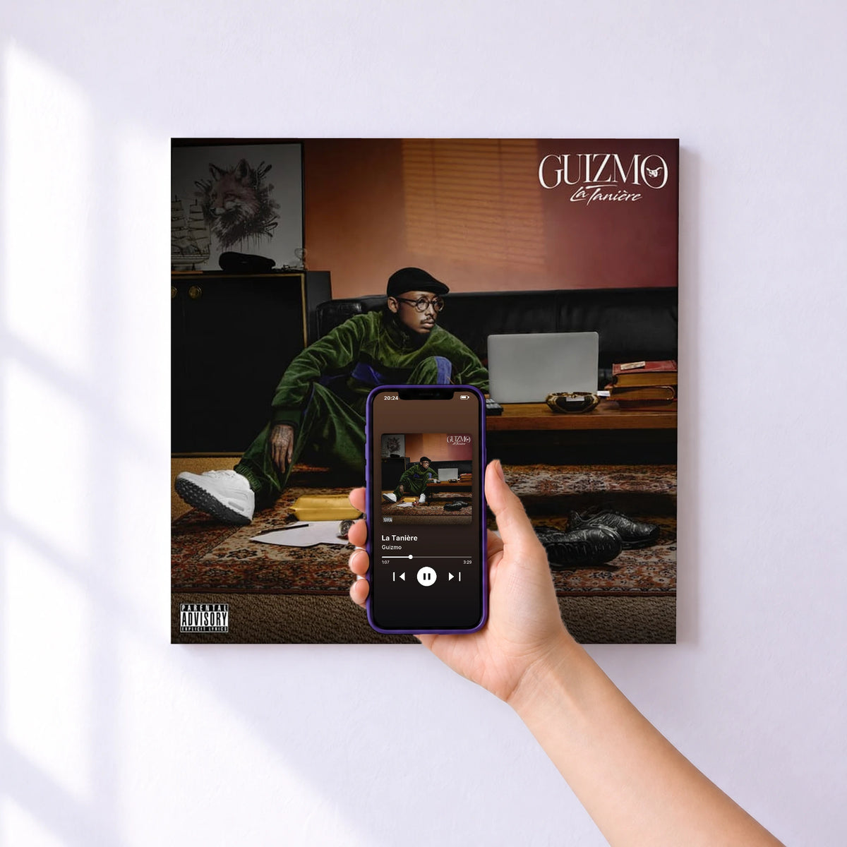 Affiche connectée La Tanière de Guizmo au mur : l'album se lance en approchant le téléphone